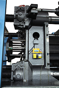 Clamping System of Two-platen Large Injection Moulding Machines